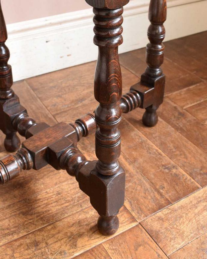 アンティークのテーブル　アンティーク家具　素敵なアンティークの英国家具、天板の装飾が美しいコーヒーテーブル。持ち上げなくても移動できます！Handleのアンティークは、脚の裏にフェルトキーパーをお付けしていますので、床を滑らせて簡単に移動する事が出来ます。(k-2028-f)