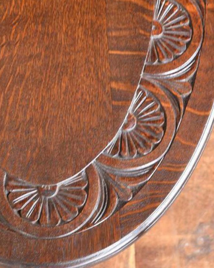 アンティークのテーブル　アンティーク家具　素敵なアンティークの英国家具、天板の装飾が美しいコーヒーテーブル。近づいて見てみると･･･アンティークはもちろん新品ではないので小さなキズや汚れはありますが、キレイにお直ししたので満足して頂ける自信があります！。(k-2028-f)