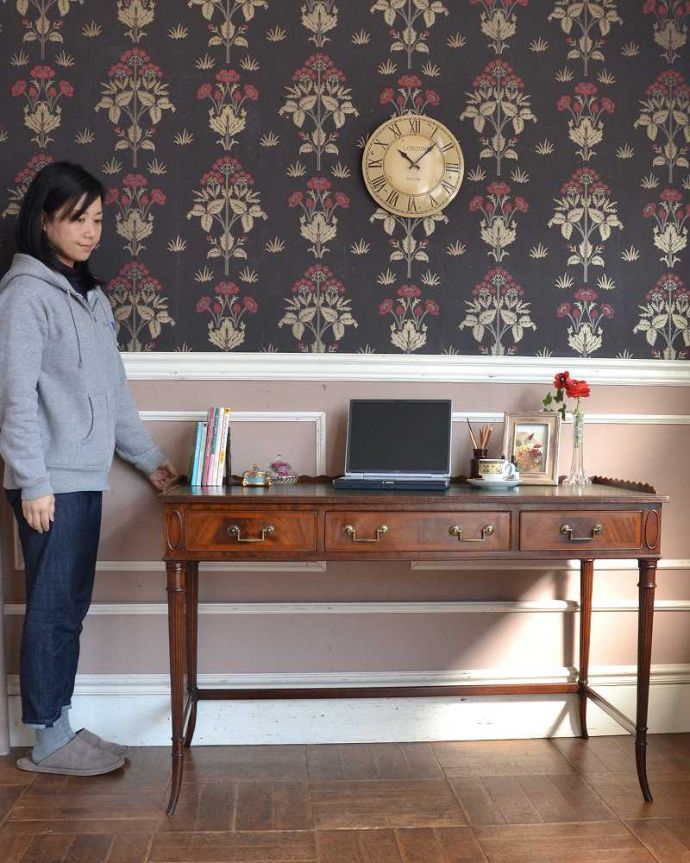 デスクトップのパソコンも置ける、脚先まで美しい英国アンティークの