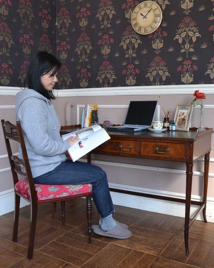 アンティークのデスク・書斎机　アンティーク家具　デスクトップのパソコンも置ける、脚先まで美しい英国アンティークのデスク。自分だけのちょっと贅沢な時間大人のデスクに座るだけで自分だけの時間が作れるから、毎日がちょっとだけ贅沢になります。(k-2029-f)