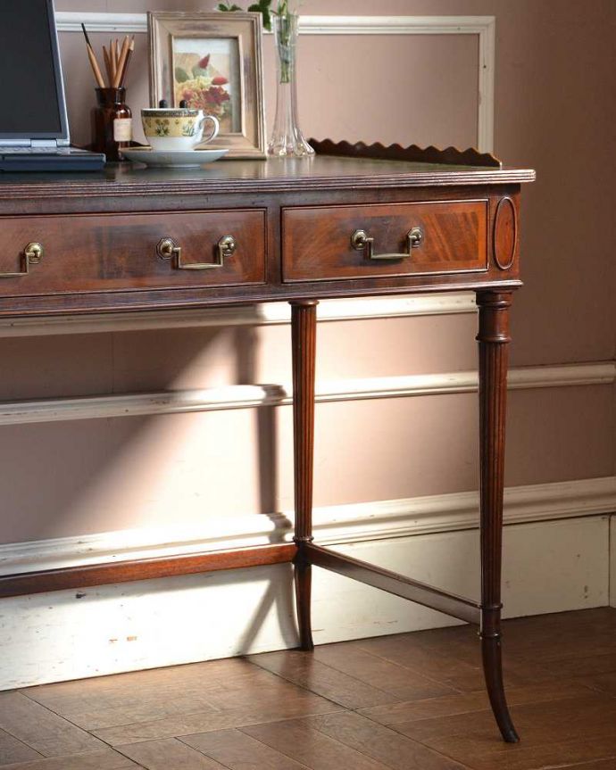 アンティークのデスク・書斎机　アンティーク家具　デスクトップのパソコンも置ける、脚先まで美しい英国アンティークのデスク。アンティークらしい銘木の木目の美しさ本来、機能的に使われる家具デスクも、アンティークだと木目の美しさが楽しめる家具に。(k-2029-f)