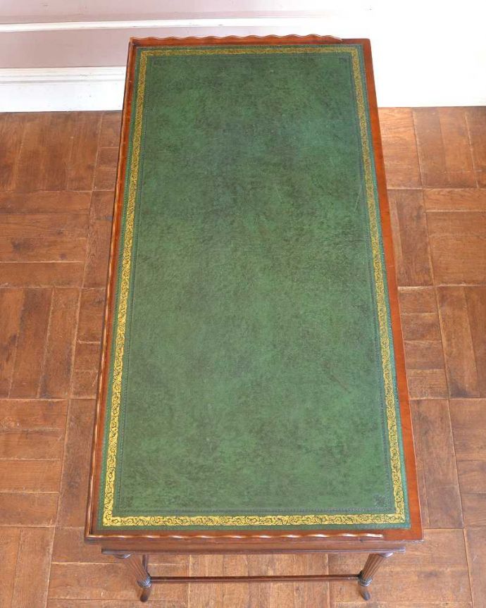 アンティークのデスク・書斎机　アンティーク家具　デスクトップのパソコンも置ける、脚先まで美しい英国アンティークのデスク。天板もピカピカにお直ししました。(k-2029-f)