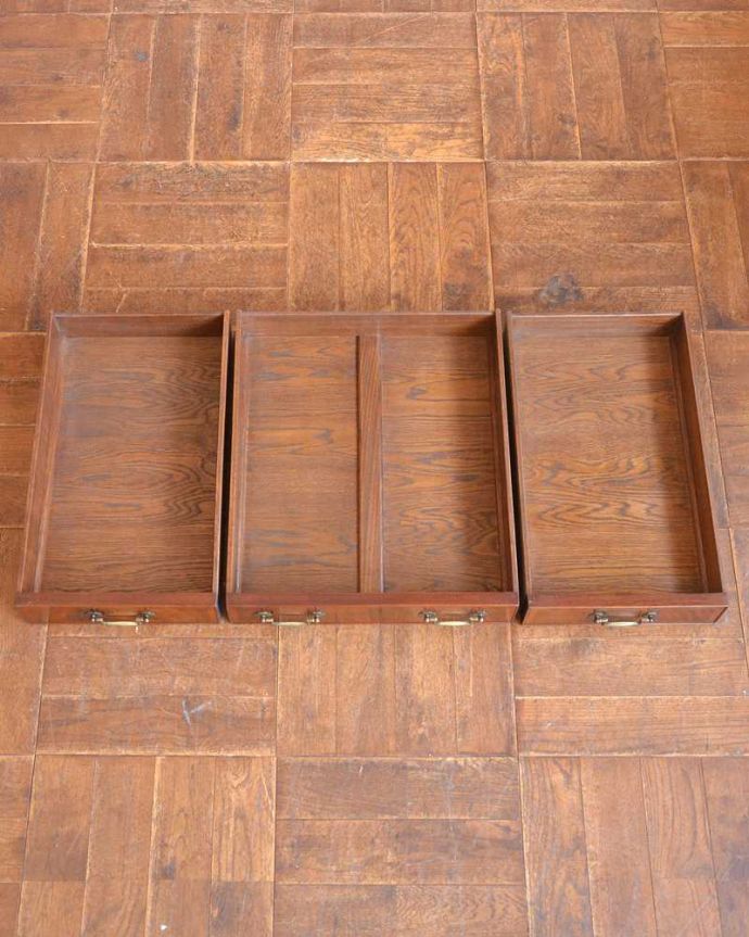 アンティークのデスク・書斎机　アンティーク家具　デスクトップのパソコンも置ける、脚先まで美しい英国アンティークのデスク。引き出しの中もキレイに修復しました！もちろん引き出しの中も職人がキレイにお直しました。(k-2029-f)