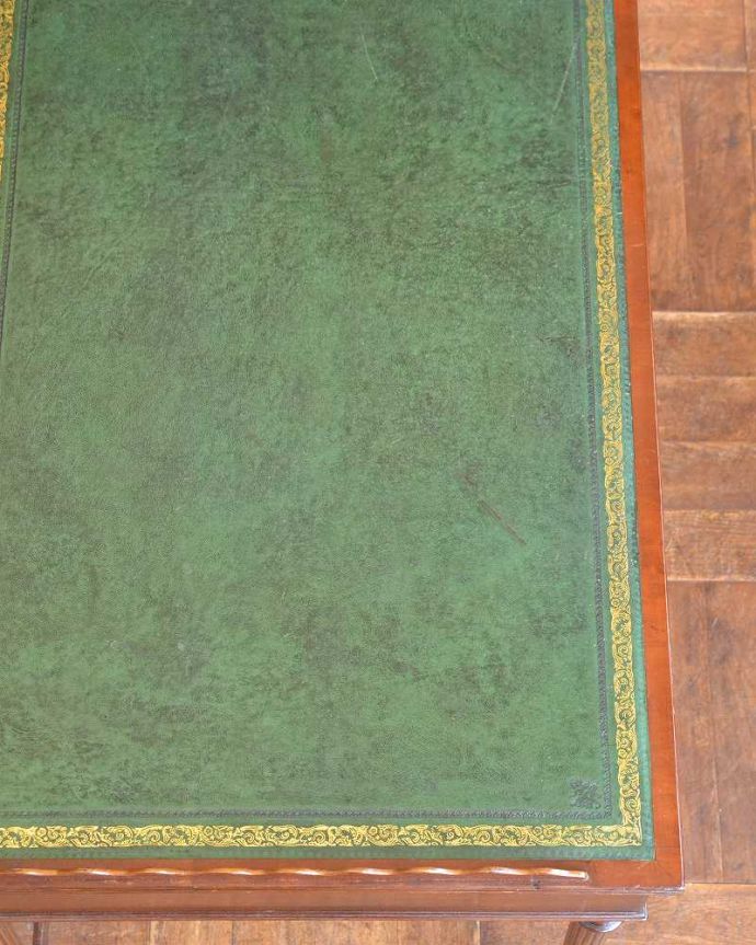 アンティークのデスク・書斎机　アンティーク家具　デスクトップのパソコンも置ける、脚先まで美しい英国アンティークのデスク。天板を近くから見ると･･･デスクは天板を使う家具なので、キレイにお直ししました。(k-2029-f)