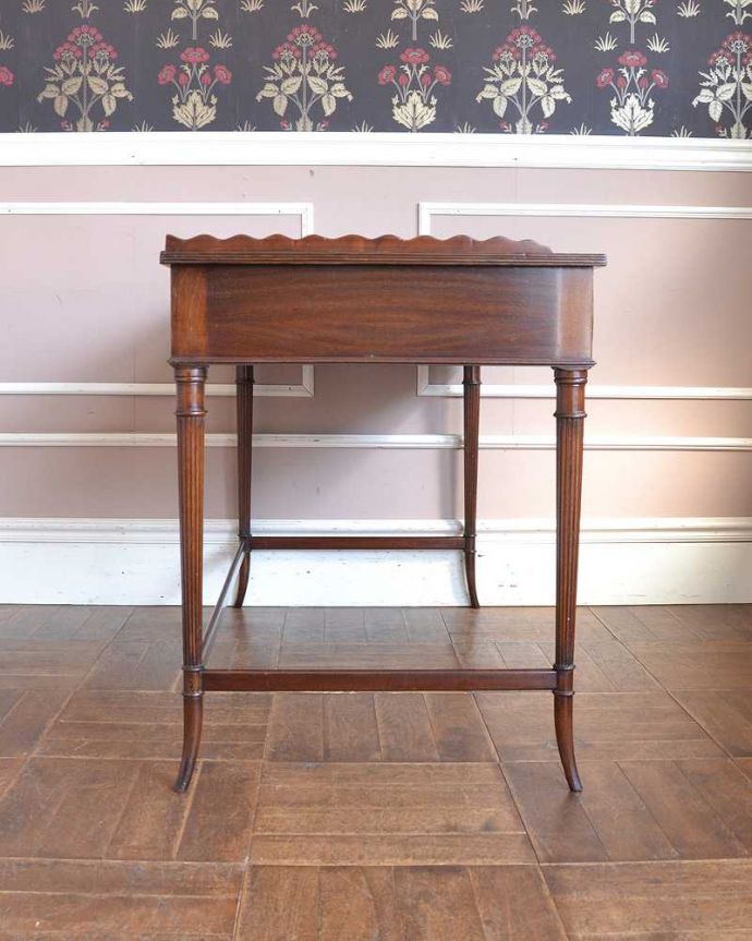 アンティークのデスク・書斎机　アンティーク家具　デスクトップのパソコンも置ける、脚先まで美しい英国アンティークのデスク。横顔も美しいですもちろん横から見られても自信があります。(k-2029-f)