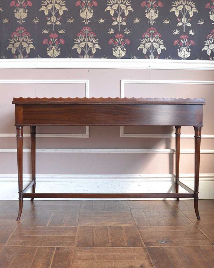 アンティークのデスク・書斎机　アンティーク家具　デスクトップのパソコンも置ける、脚先まで美しい英国アンティークのデスク。後ろ姿もキレイなんです。(k-2029-f)