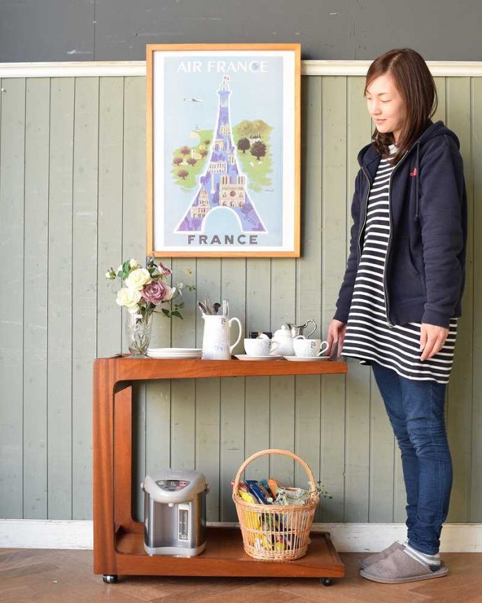 アンティークのワゴン・トローリー　アンティーク家具　キッチンやリビングで大活躍！トレイ付きのアンティークトローリー(ワゴン)。コロコロ転がせて移動も楽チン！アンティークの中でも人気の高いワゴン。(k-2030-f)