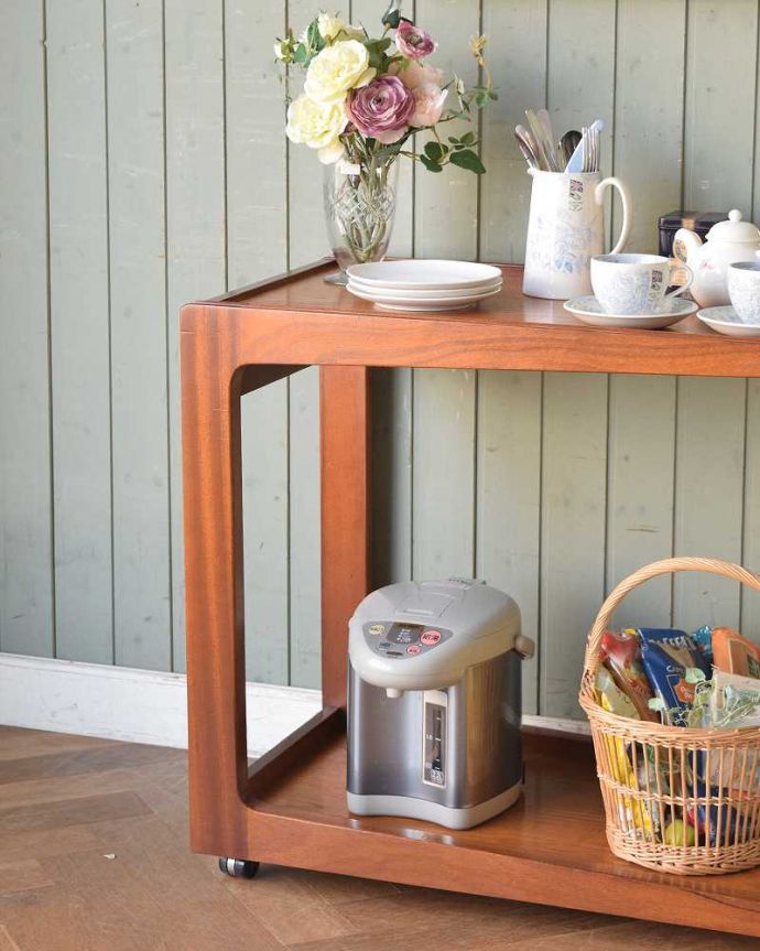 アンティークのワゴン・トローリー　アンティーク家具　キッチンやリビングで大活躍！トレイ付きのアンティークトローリー(ワゴン)。アンティークのワゴンは使い方が自由自在簡単に移動が出来るワゴン。(k-2030-f)