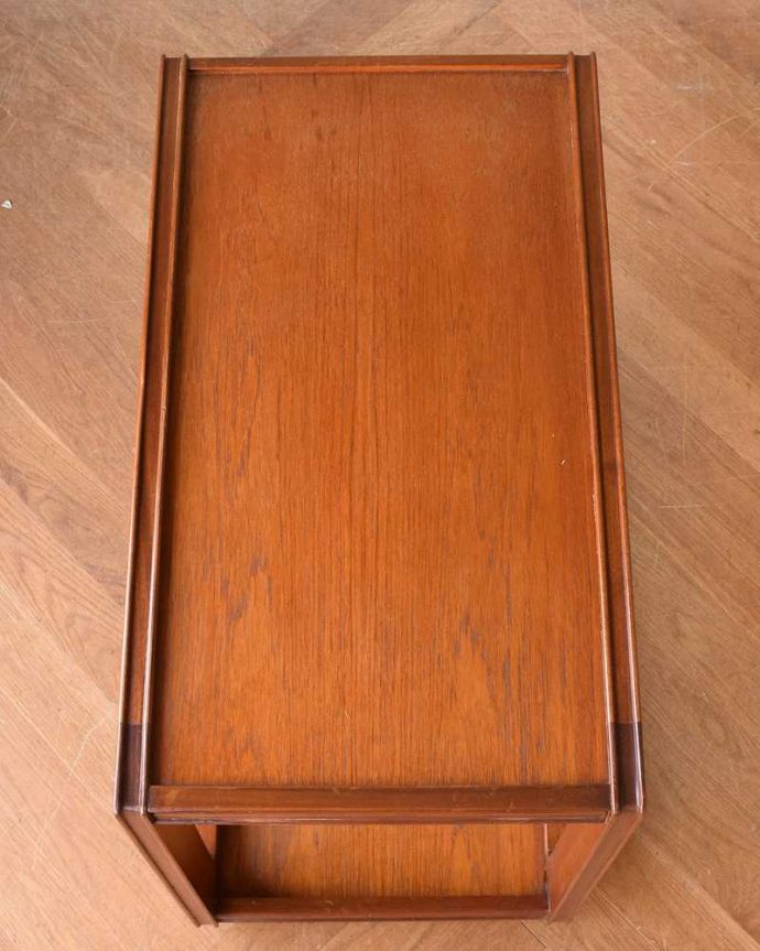 アンティークのワゴン・トローリー　アンティーク家具　キッチンやリビングで大活躍！トレイ付きのアンティークトローリー(ワゴン)。上から見るとこんな形です修復にもいろんな方法がありますが、Handleではこだわって仕上げています。(k-2030-f)