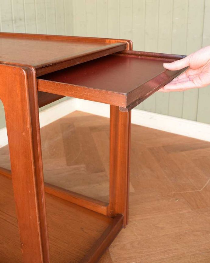 アンティークのワゴン・トローリー　アンティーク家具　キッチンやリビングで大活躍！トレイ付きのアンティークトローリー(ワゴン)。トレーがついています天板の下にはトレーが付いています。(k-2030-f)