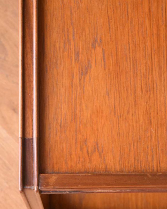 アンティークのワゴン・トローリー　アンティーク家具　キッチンやリビングで大活躍！トレイ付きのアンティークトローリー(ワゴン)。近づいてみると･･･修復にもいろんな方法がありますが、Handleでは塗装にこだわって古い塗装を剥離して再塗装していますのでピカピカです。(k-2030-f)