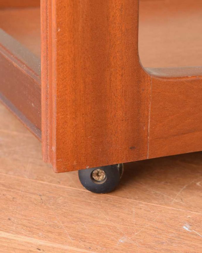 アンティークのワゴン・トローリー　アンティーク家具　キッチンやリビングで大活躍！トレイ付きのアンティークトローリー(ワゴン)。ちゃんと動きます脚先にはキャスターが。(k-2030-f)