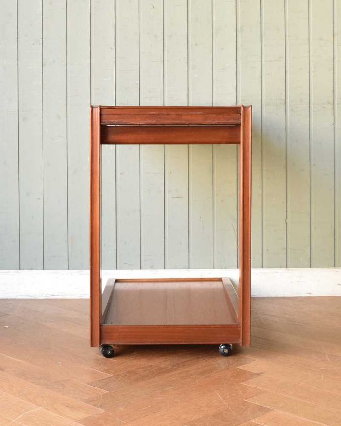 アンティークのワゴン・トローリー　アンティーク家具　キッチンやリビングで大活躍！トレイ付きのアンティークトローリー(ワゴン)。キッチンだけじゃもったいない！アンティークのワゴンはデザインもキレイなので、キッチン用として使うだけじゃなく、家具としていろいろ使えます。(k-2030-f)