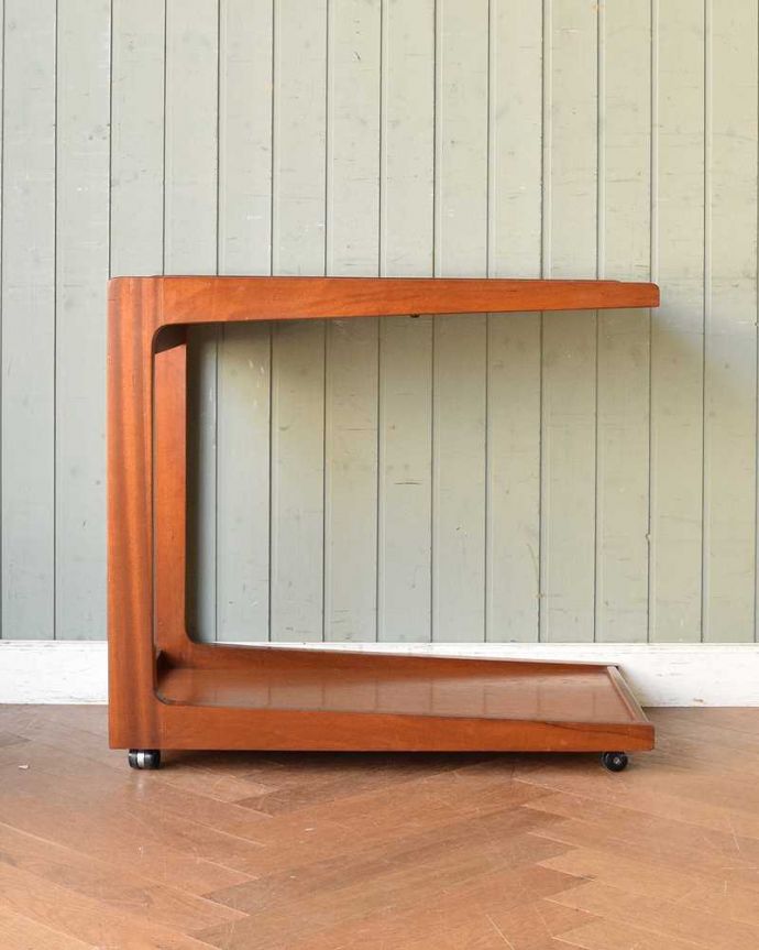 アンティークのワゴン・トローリー　アンティーク家具　キッチンやリビングで大活躍！トレイ付きのアンティークトローリー(ワゴン)。360度、どこから見てもキレイアンティークは新品ではないので、もちろん経年変化によるキズはありますが、専門の職人がキレイにお直しをしているので、どの角度から見てもキレイです。(k-2030-f)