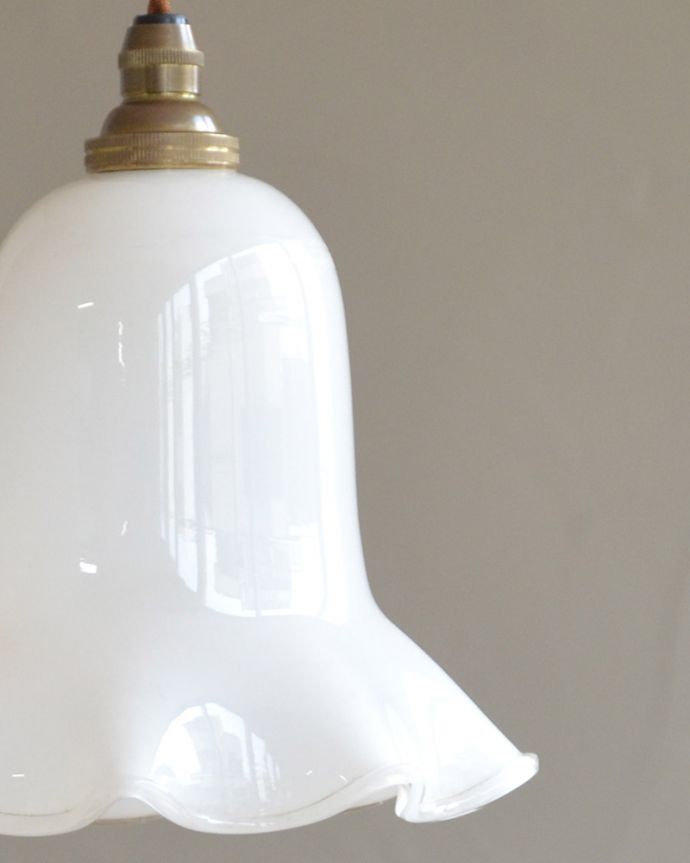 ペンダントライト 照明・ライティング ミルクガラスのキレイなアンティークペンダントライト(コード・シャンデリア球・ギャラリーなし))。アンティークらしいデザインこだわりたい方におススメのアンティークのシェード。(k-2030-z)