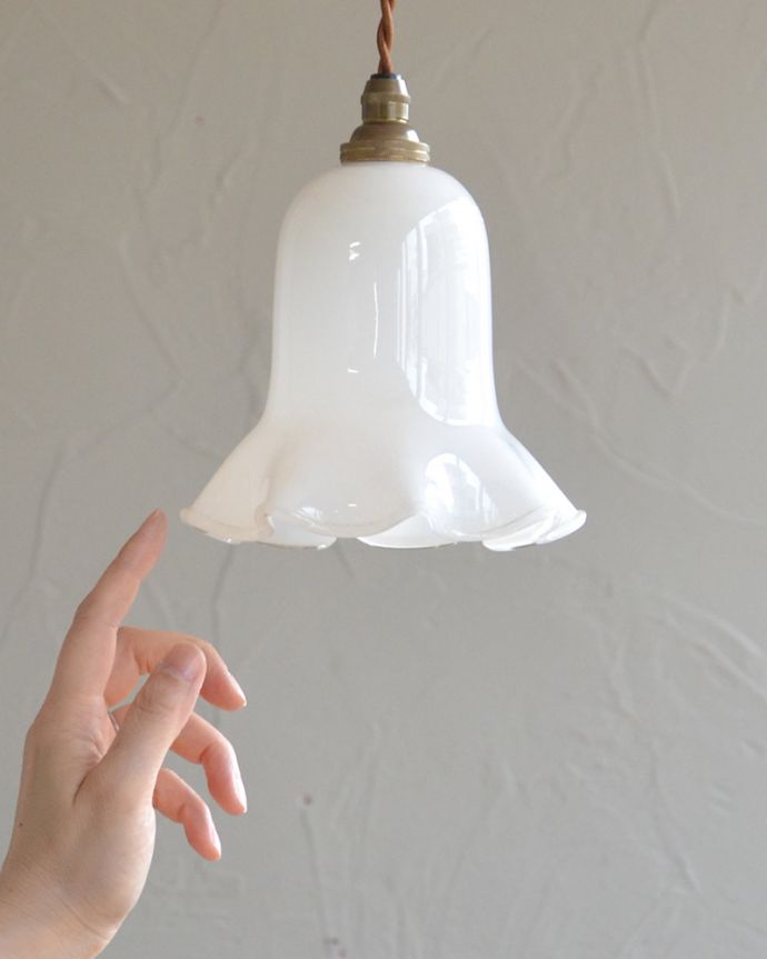 ペンダントライト 照明・ライティング ミルクガラスのキレイなアンティークペンダントライト(コード・シャンデリア球・ギャラリーなし))。一点ものの魅力小さなペンダントライトは、取り付けやすく灯りが付いていない時も目立つ存在で、まさにお部屋の中のアクセサリーです。(k-2030-z)