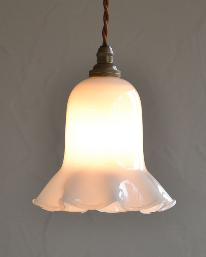 ペンダントライト 照明・ライティング ミルクガラスのキレイなアンティークペンダントライト(コード・シャンデリア球・ギャラリーなし))。お部屋のアクセサリーに使って欲しいアンティーク照明器具の中で気軽に使いやすいペンダントライト。(k-2030-z)