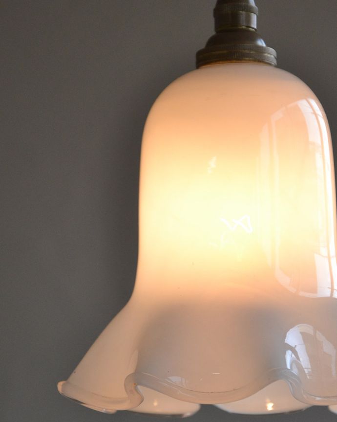 ペンダントライト 照明・ライティング ミルクガラスのキレイなアンティークペンダントライト(コード・シャンデリア球・ギャラリーなし))。 使えるものだけ選んできましたアンティークなのでキズや汚れ、カケなどは必ずありますが、使えると判断したものだけを吟味して選んできました。(k-2030-z)