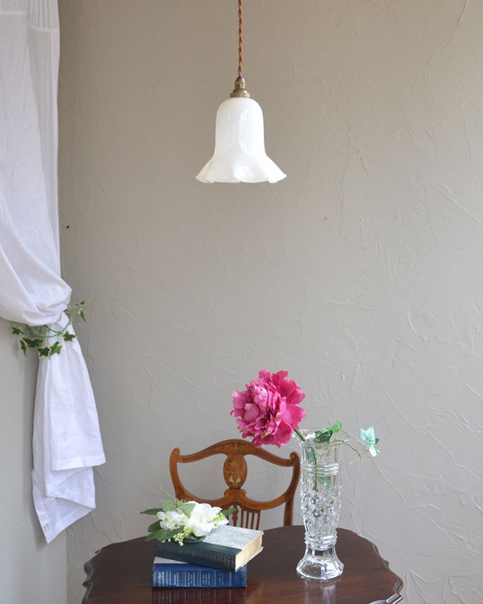 ペンダントライト 照明・ライティング ミルクガラスのキレイなアンティークペンダントライト(コード・シャンデリア球・ギャラリーなし))。点灯すると・・・電気を点けた時と点いていない時で印象が大きく変わります。(k-2030-z)