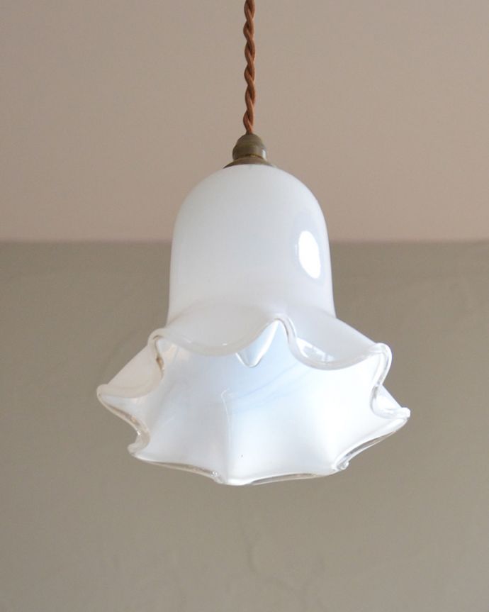 ペンダントライト 照明・ライティング ミルクガラスのキレイなアンティークペンダントライト(コード・シャンデリア球・ギャラリーなし))。下から見上げると・・・実際に取り付けてカウンターやダイニングの下からのぞくとこんな感じです。(k-2030-z)