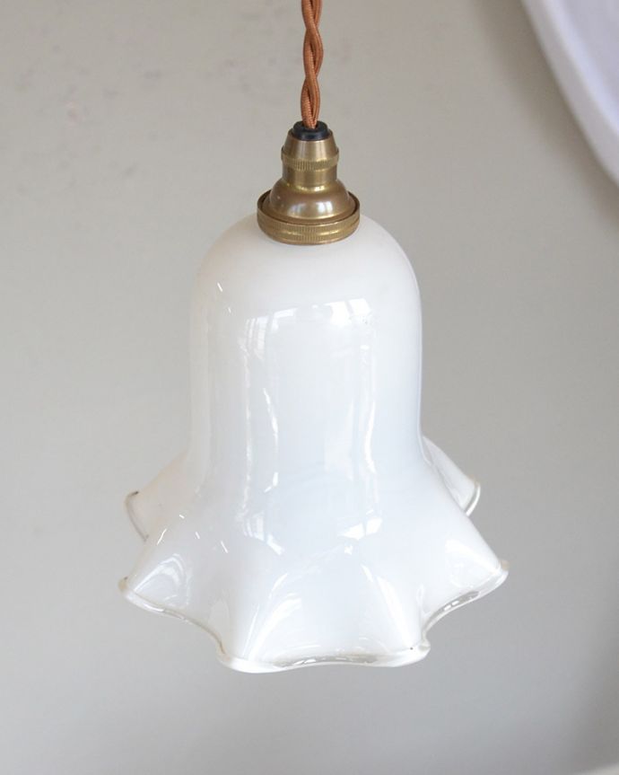 ペンダントライト 照明・ライティング ミルクガラスのキレイなアンティークペンダントライト(コード・シャンデリア球・ギャラリーなし))。取り付け金具は日本仕様シェードはアンティークですが、取り付け金具は日本仕様の新しいものです。(k-2030-z)