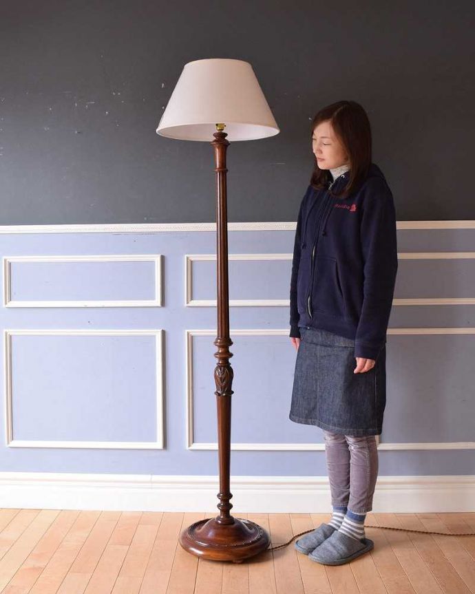 スタンドライト　照明・ライティング　英国デザインのアンティークの間接照明、布シェードのフロアランプ。。(k-2032-f)