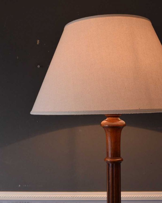 スタンドライト　照明・ライティング　英国デザインのアンティークの間接照明、布シェードのフロアランプ。。(k-2032-f)