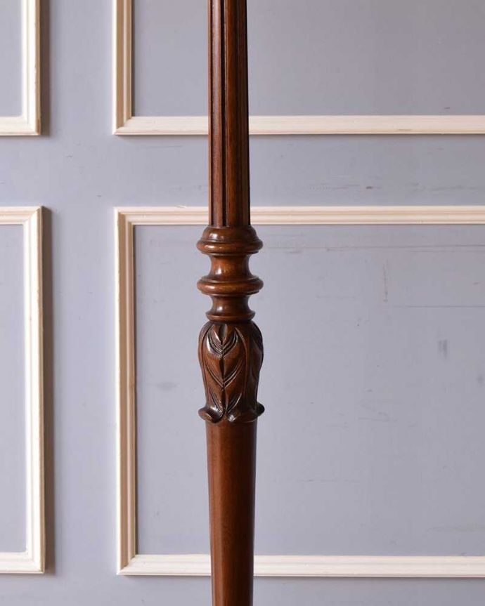 スタンドライト　照明・ライティング　英国デザインのアンティークの間接照明、布シェードのフロアランプ。。(k-2032-f)