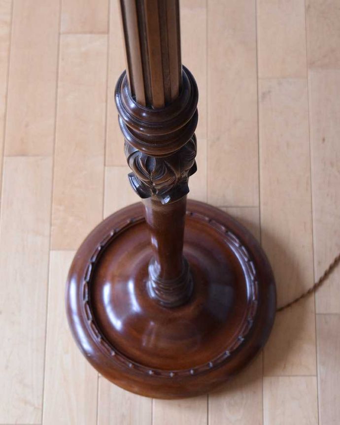 スタンドライト　照明・ライティング　英国デザインのアンティークの間接照明、布シェードのフロアランプ。。(k-2032-f)