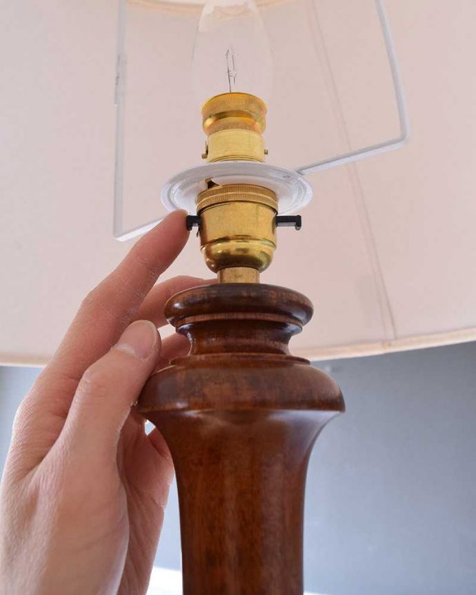 スタンドライト　照明・ライティング　英国デザインのアンティークの間接照明、布シェードのフロアランプ。。(k-2032-f)