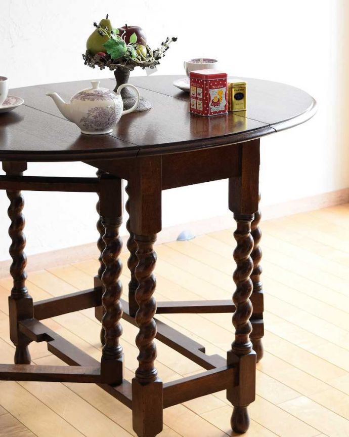 アンティークのテーブル　アンティーク家具　英国らしいアンティーク家具、スモールサイズの伸張式のゲートレッグテーブル。自慢はやっぱりゲート（門）のような脚まるでゲート（門）が開くような脚の形から名前が付けられたゲートレッグテーブル。(k-2033-f)