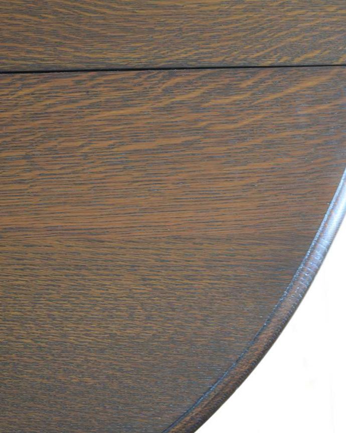 アンティークのテーブル　アンティーク家具　英国らしいアンティーク家具、スモールサイズの伸張式のゲートレッグテーブル。近づいて見てみると･･･時間と手間暇を掛けて職人が丁寧にお直しした天板は、木目も美しいんです。(k-2033-f)