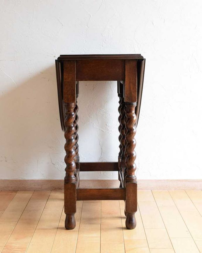 アンティークのテーブル　アンティーク家具　英国らしいアンティーク家具、スモールサイズの伸張式のゲートレッグテーブル。意外にコンパクト昔、使わないとき壁にピタッと付けて収納出来るように作られたテーブル。(k-2033-f)