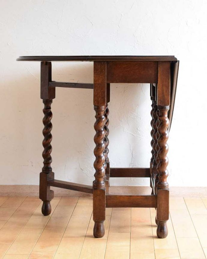 アンティークのテーブル　アンティーク家具　英国らしいアンティーク家具、スモールサイズの伸張式のゲートレッグテーブル。片方開くと････片方のリーフを開くとこんな感じ。(k-2033-f)