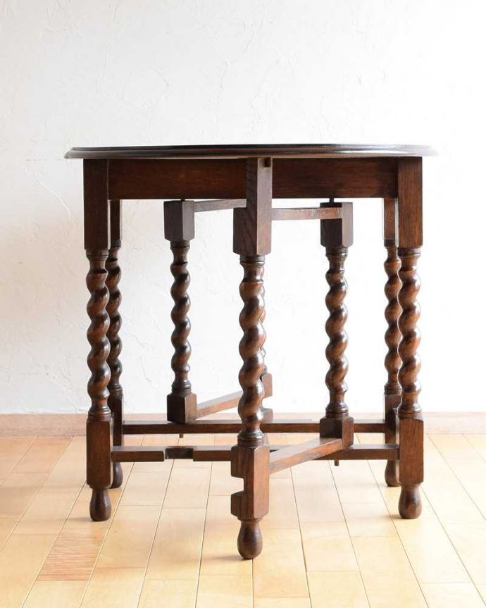 アンティークのテーブル　アンティーク家具　英国らしいアンティーク家具、スモールサイズの伸張式のゲートレッグテーブル。クルッと回転。(k-2033-f)