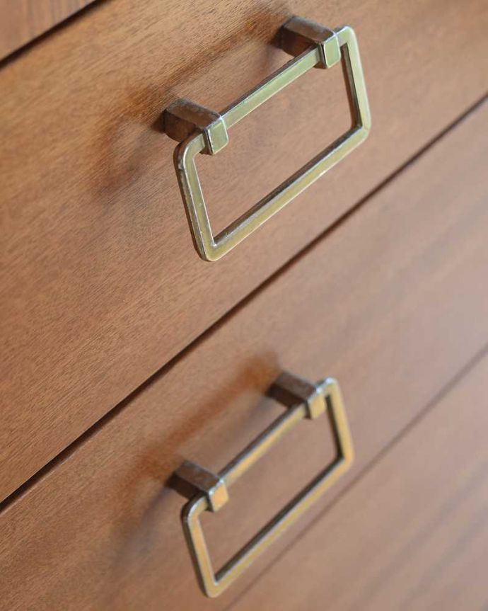 G-PLAN(Gプラン)　アンティーク家具　ビンテージの北欧インテリア家具、引き出したっぷりの６段チェスト（G-PLAN）。カッコいい取っ手もデザインの一部デザインの一部になっているカッコいい取っ手。(k-2034-f)