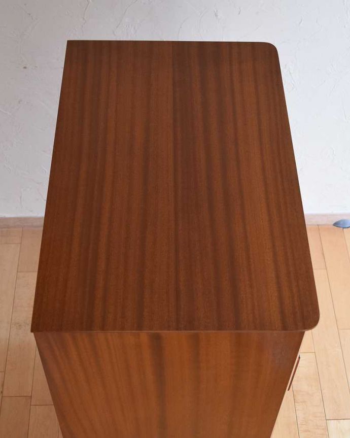 G-PLAN(Gプラン)　アンティーク家具　ビンテージの北欧インテリア家具、引き出したっぷりの６段チェスト（G-PLAN）。上から見ると･･･天板はこんな感じです。(k-2034-f)