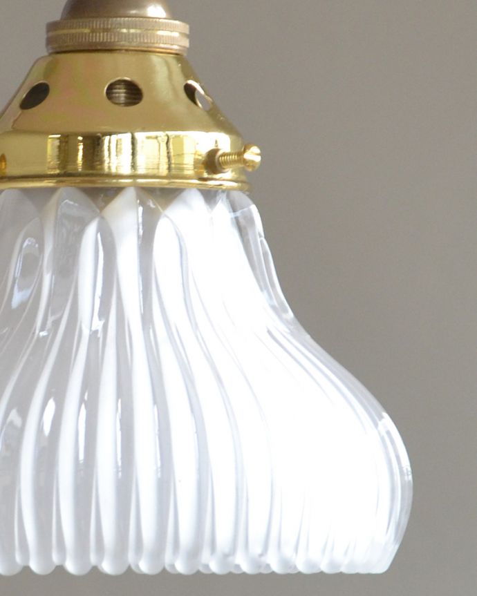 ペンダントライト　照明・ライティング　丸いシルエットに癒されるアンティークペンダントライト（コード・シャンデリア電球・ギャラリーD付き）。シェードは、アンティークのため、誤差があったり、キズ、汚れが入っている場合もあります。(k-2034-z)