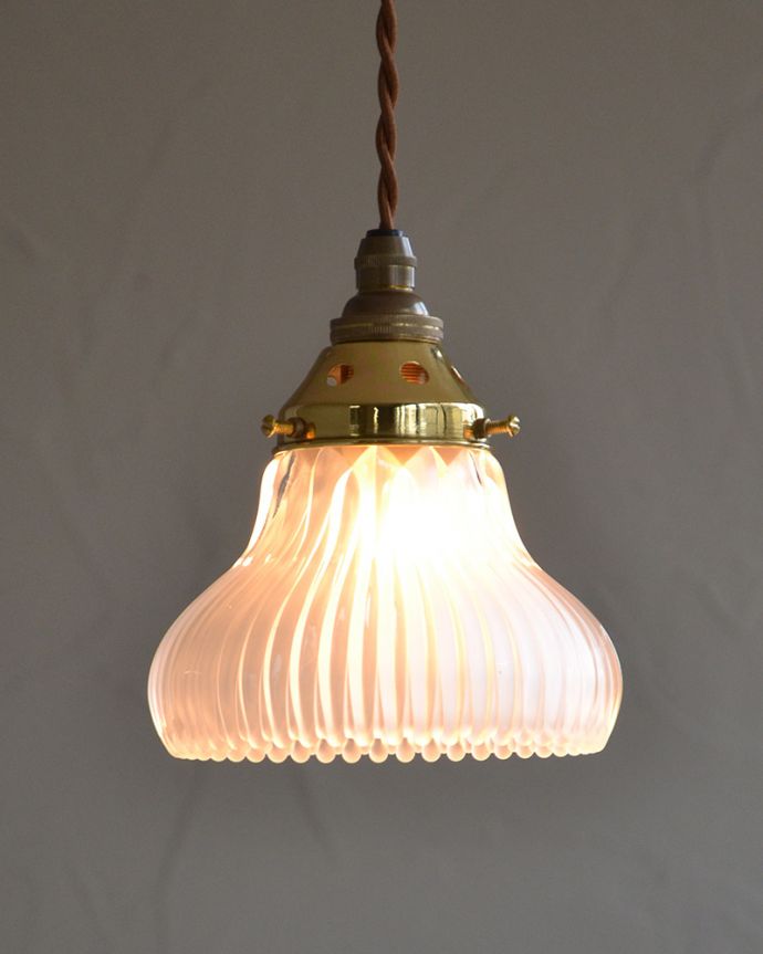 ペンダントライト　照明・ライティング　丸いシルエットに癒されるアンティークペンダントライト（コード・シャンデリア電球・ギャラリーD付き）。１つでも存在感たっぷり。(k-2034-z)