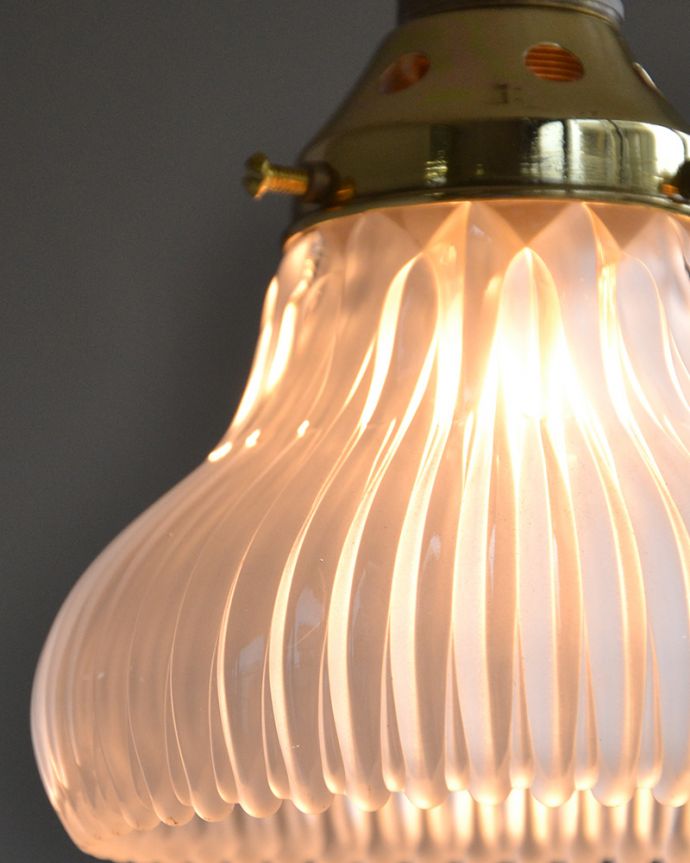 ペンダントライト　照明・ライティング　丸いシルエットに癒されるアンティークペンダントライト（コード・シャンデリア電球・ギャラリーD付き）。アンティークのミルクガラスは、光を通すとなんとも言えないステキな雰囲気でお部屋を照らしてくれます。(k-2034-z)