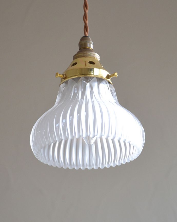 ペンダントライト　照明・ライティング　丸いシルエットに癒されるアンティークペンダントライト（コード・シャンデリア電球・ギャラリーD付き）。あたたかい光がお部屋を包み込みます。(k-2034-z)