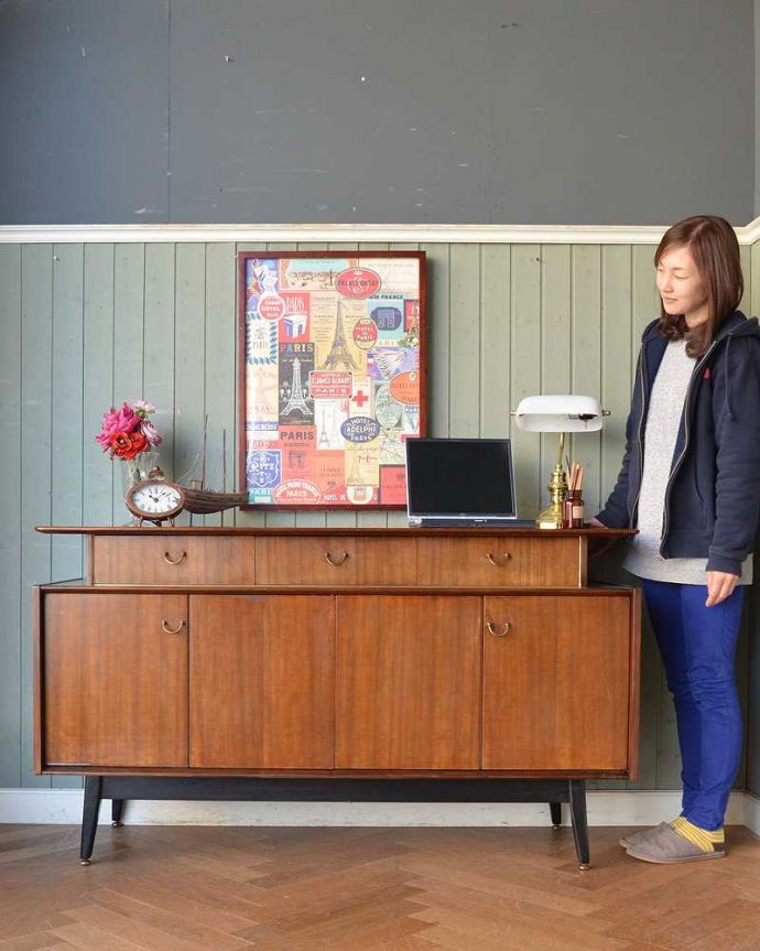 G-PLAN(Gプラン) アンティーク家具 北欧スタイルの空間づくりには欠かせないG-PLAN社のヴィンテージサイドボード(トラー&ブラック)。人気のヒミツは北欧スタイルのデザインやっぱりスッキリとカッコイイ北欧デザインが人気のサイドボード。(k-2035-f)