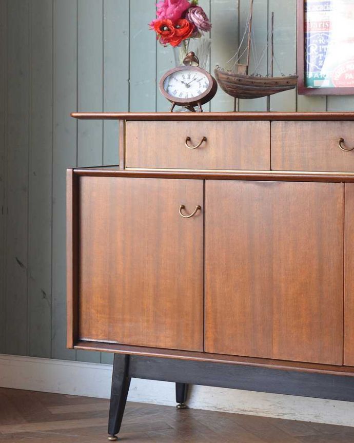 G-PLAN(Gプラン) アンティーク家具 北欧スタイルの空間づくりには欠かせないG-PLAN社のヴィンテージサイドボード(トラー&ブラック)。ヴィンテージ家具らしいあたたかさ。(k-2035-f)