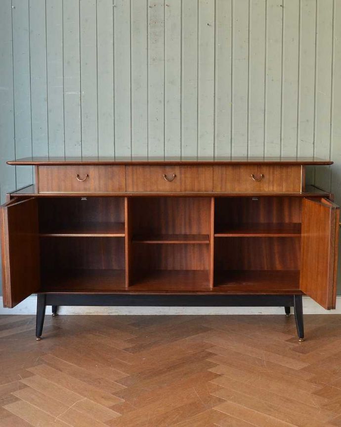 G-PLAN(Gプラン) アンティーク家具 北欧スタイルの空間づくりには欠かせないG-PLAN社のヴィンテージサイドボード(トラー&ブラック)。扉の奥はたっぷり収納扉を開けると、中にはたっぷりの収納。(k-2035-f)