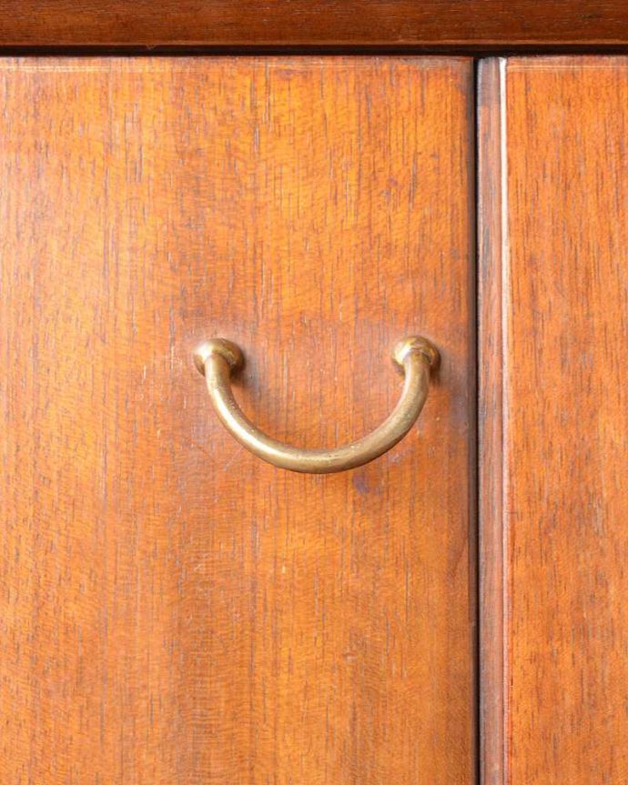 G-PLAN(Gプラン) アンティーク家具 北欧スタイルの空間づくりには欠かせないG-PLAN社のヴィンテージサイドボード(トラー&ブラック)。扉の木目があたたかさを演出クールなデザインなのに、なんだかほっとするあたたかさ。(k-2035-f)