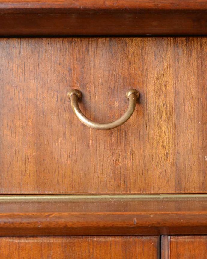 G-PLAN(Gプラン) アンティーク家具 北欧スタイルの空間づくりには欠かせないG-PLAN社のヴィンテージサイドボード(トラー&ブラック)。デザインの一部になっている取っ手取っ手のデザインもシンプルかつ機能的に。(k-2035-f)