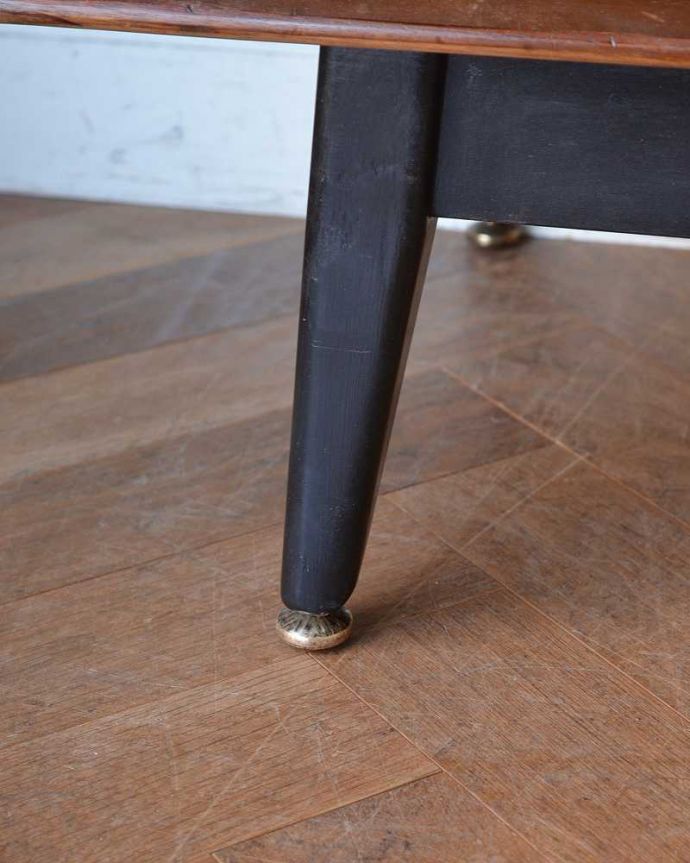 G-PLAN(Gプラン) アンティーク家具 北欧スタイルの空間づくりには欠かせないG-PLAN社のヴィンテージサイドボード(トラー&ブラック)。スッキリとした脚の裏には…Handleの家具の脚裏にはフェルトキーパーをお付けしています。(k-2035-f)