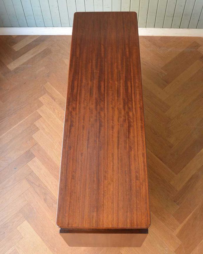 G-PLAN(Gプラン) アンティーク家具 北欧スタイルの空間づくりには欠かせないG-PLAN社のヴィンテージサイドボード(トラー&ブラック)。天板の塗装もキレイに仕上げましたヴィンテージの家具は修復方法が様々。(k-2035-f)