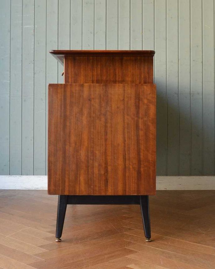 G-PLAN(Gプラン) アンティーク家具 北欧スタイルの空間づくりには欠かせないG-PLAN社のヴィンテージサイドボード(トラー&ブラック)。横から見てもスッキリどこから見てもスッキリとしてステキなヴィンテージ。(k-2035-f)