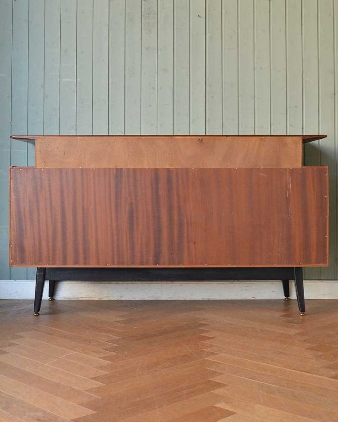 G-PLAN(Gプラン) アンティーク家具 北欧スタイルの空間づくりには欠かせないG-PLAN社のヴィンテージサイドボード(トラー&ブラック)。もちろん後ろ姿もキレイですビンテージは新品ではないので、もちろん経年変化によるキズはあります。(k-2035-f)